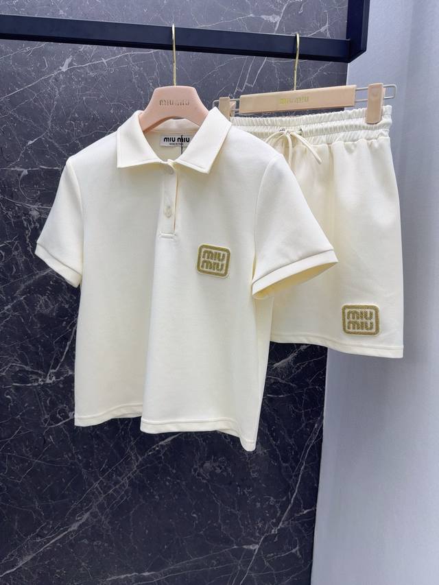 Miu 24Ss 春夏新品超好穿的一套减龄套装 刺绣金标字母装饰polo衫+松紧腰mini半裙 减龄少女风休闲慵懒兼备时髦 日常或者运动都可以 进口亲肤棉质质感