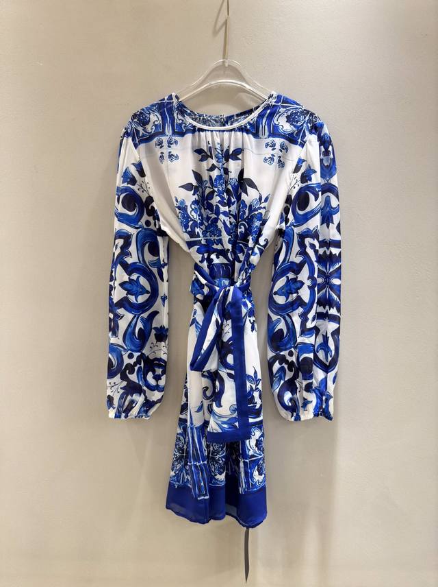 Dolce&Gabbana 2024新品蓝色陶瓷印花青花瓷系带收腰休闲宽松长袖灯笼袖轻薄飘逸雪纺丝质薄纱罩衫裙。Smlxl