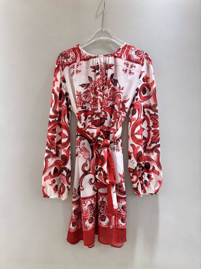 Dolce&Gabbana 2024新品红色陶瓷印花青花瓷系带收腰休闲宽松长袖灯笼袖轻薄飘逸雪纺丝质薄纱罩衫裙。Smlxl