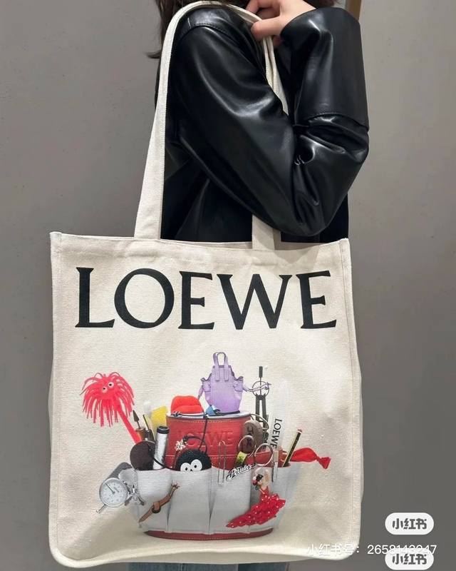 Loewe24S时装插画印花手提袋， 早春度假系列 定制亚麻面料，底部加宽容量更大！经典百搭，可与各季节单品搭配。品质细节超级好！人手必备首单大货已到库，大单甩