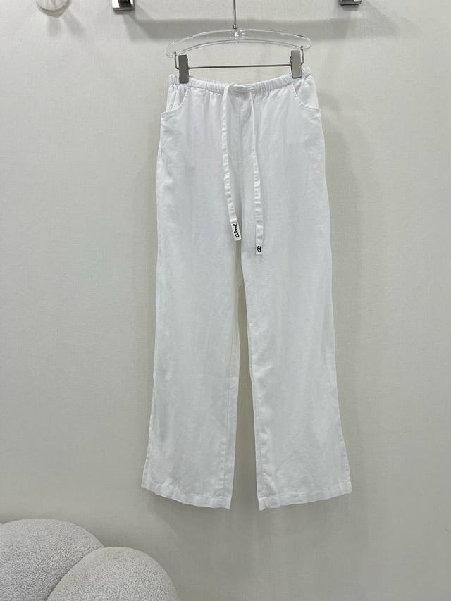 Chan*L 24Ss新款中古vintsge超飒的白色亚麻阔腿裤，还有马甲可以搭配套装哦~无敌的小细节特别会抓女生的心，对应品牌的不规则扣，以及后背的logo都