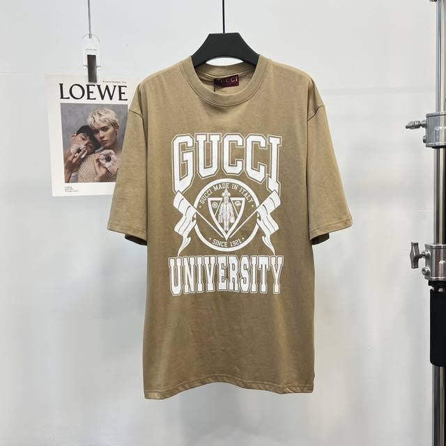 Gucci 校徽印花短袖t恤，重磅毛毡针织棉，采用15S精棉平纹面料，克重240G，“University”印花，前幅图案采用高密度弹力胶浆印，是一种结合了胶浆