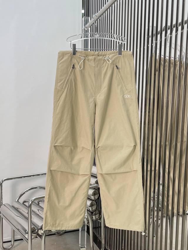新款！最新die 24New 卡其色工装裤 伞兵裤。尺码:Sml。