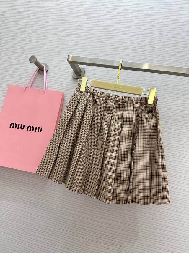 Miumi2Ss Logo徽标刺绣百褶格纹半裙 美拉德色系棕色格纹时髦帅气 原版定制色织格纹棉质面料 减龄复古女孩气质 非常吸睛有格调感 整个配色也非常高级 高