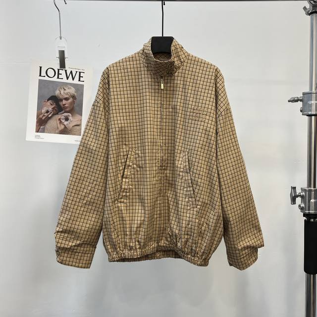 Miumiu格纹短夹克外套，它的大地色基调，就像是用“大自然的调色板”精心调配出来的，给人一种温暖而又宁静的感觉，而卡其格的设计，则让人联想到复古的军装风格，既