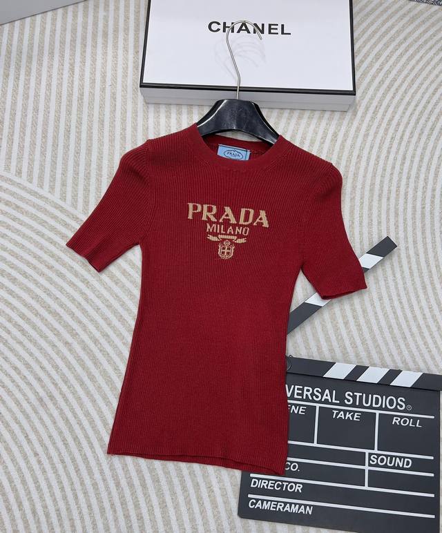 Prada24Ss酒红字母针织短袖，爆款针织短袖 新款酒红色 复古配色超显白 夏日的料子 进口机提花logo 大弹力显瘦竖条纹 区分市场货 进口机挂毛技术 弹力