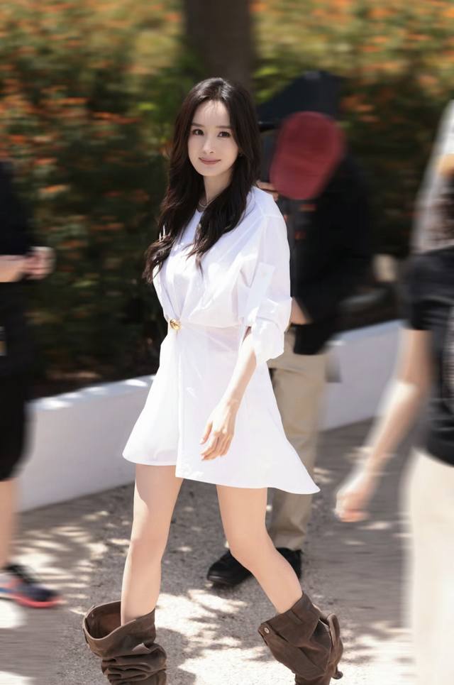 新款！最新loe 24New 杨幂同款府绸棉连衣裙。颜色：黑、白。尺码：Sml。