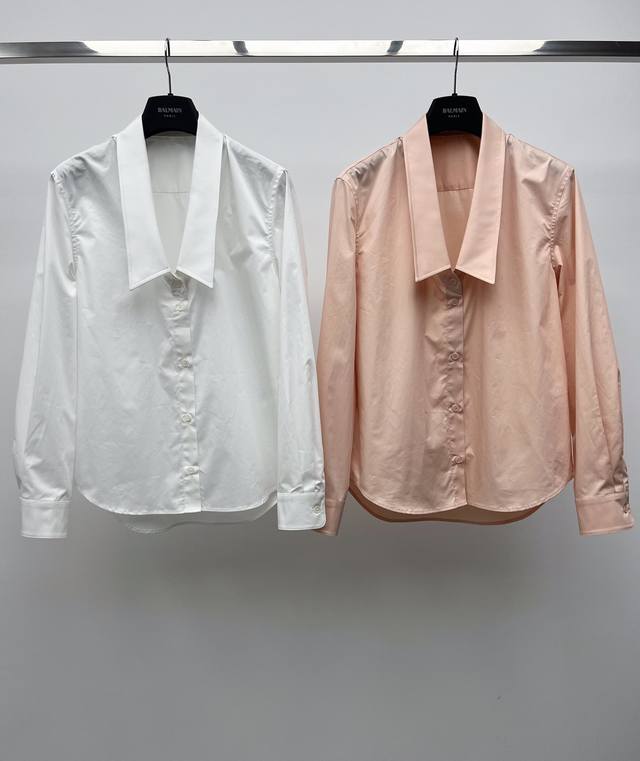 Copern*低领衬衣 来自于巴黎的一个新生代设计师品牌 超有设计感的一件单品 经典衬衫版型剪裁 低开领设计 上身性感大方 法式时髦～ Sml
