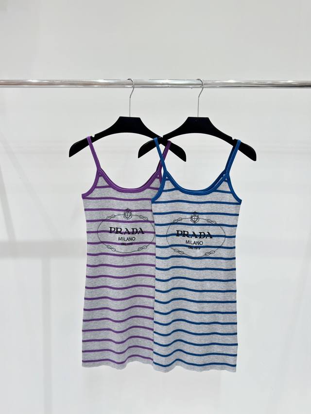P家 春夏新款 撞色条纹字母刺绣针织吊带连衣裙 颜色：蓝色 紫色 尺码：36.38.40