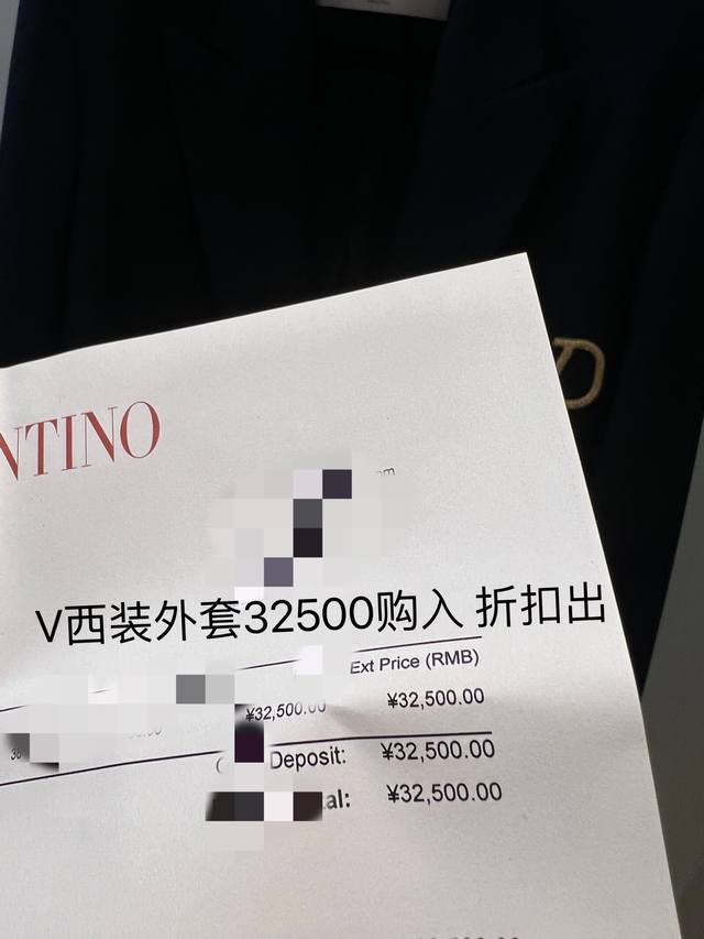 双排扣西装 黑金配色优雅大气 金色旋转纽扣 精致呼应 微垫肩羊毛材质 宽松版型显瘦利器 打造利落率性造型 码数:36.38.40