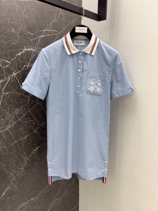 Tb 24Ss 春夏新品学院风小螃蟹镂空绣花图案翻领polo连衣裙 满满的减龄少女感 采用天蓝色进口牛津棉面料舒适透气 直筒的版型前短后长上身遮肉显瘦 可甜可盐