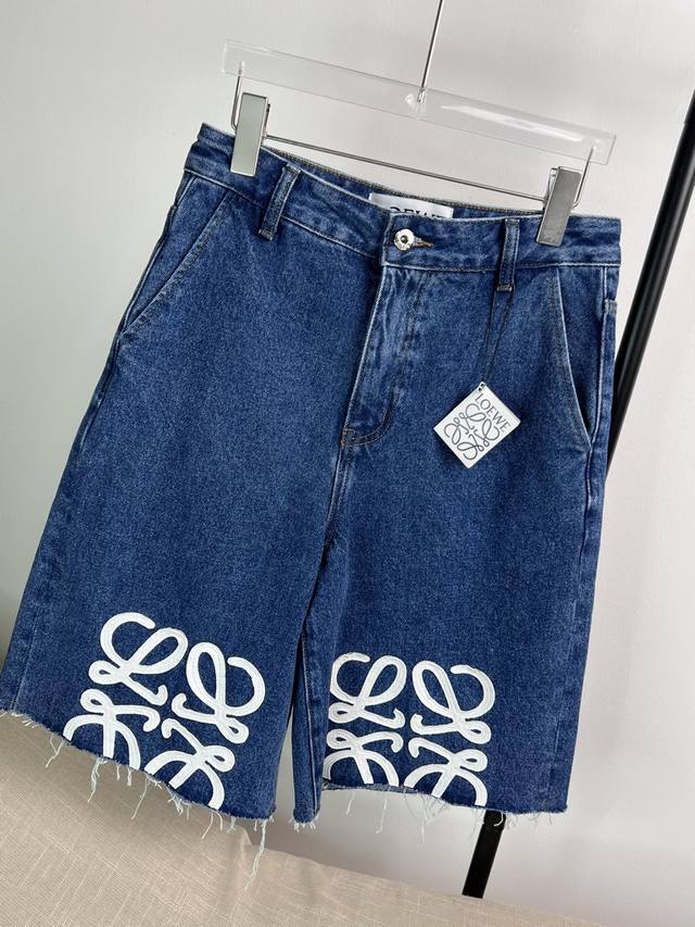 新款 ！Loew*，印花logo中裤， 今年超流行中裤，上身时髦洋气， 随意搭配都超赞！ 三码！