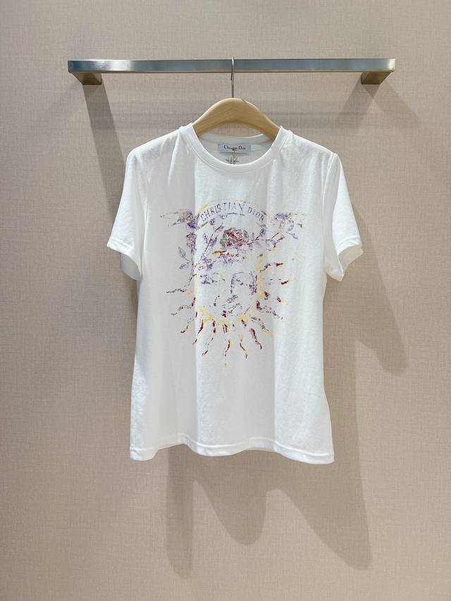 Dior *2024新款强烈推荐 这款t 恤以优雅dior*美学为灵感、对休闲主义进行了精致演绎演绎、彰显高订风范和优雅风格。 采用白色棉质和亚麻混纺平纹针织面
