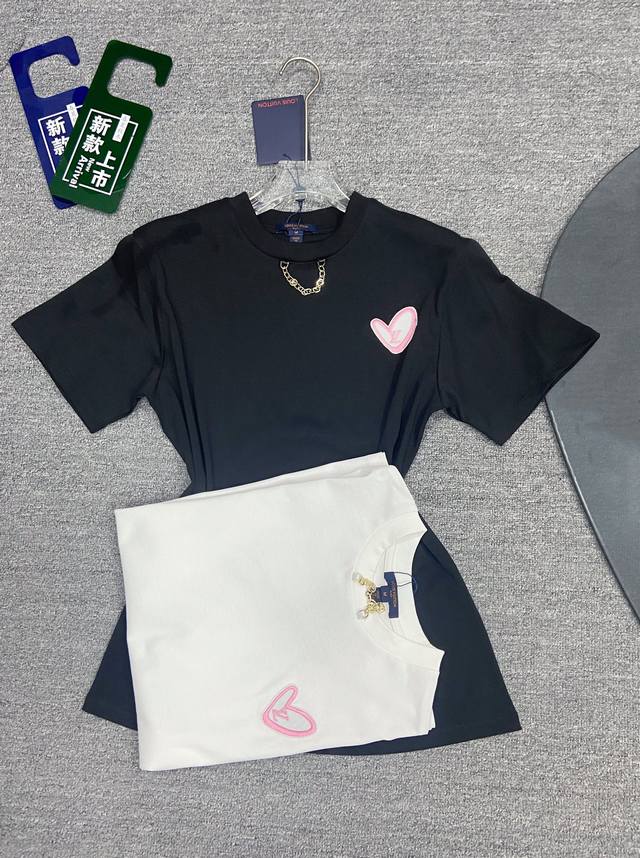 Louis Vuitto*2024新款夏季刺绣爱心logo印花短袖t恤，加上领口链条，青春活力 减龄洋气十足。两色sml