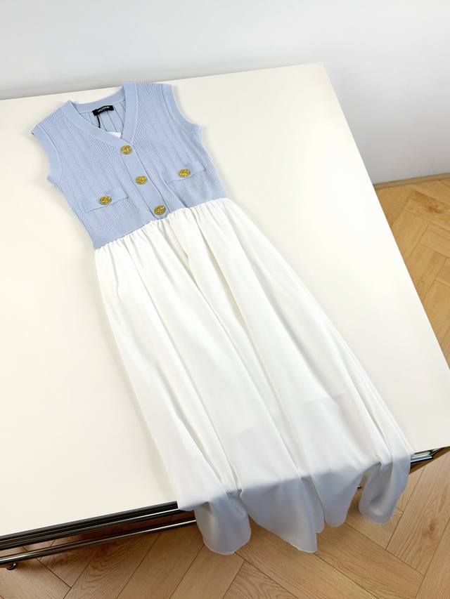 巴尔曼ss24新款蓝白撞色无袖针织连衣裙 简单的无袖裙型~不显副乳撞色裙摆显腿长 金属扣的设计也是一个能体现精致感的细节哦！ 单色sml