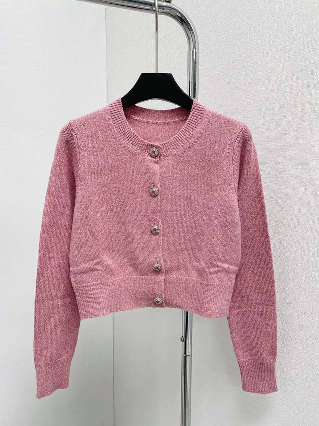 手工坊系列 温柔风粉色圆领针织羊绒开衫，定制小花纽扣，羊绒面料，精致高级 码数：