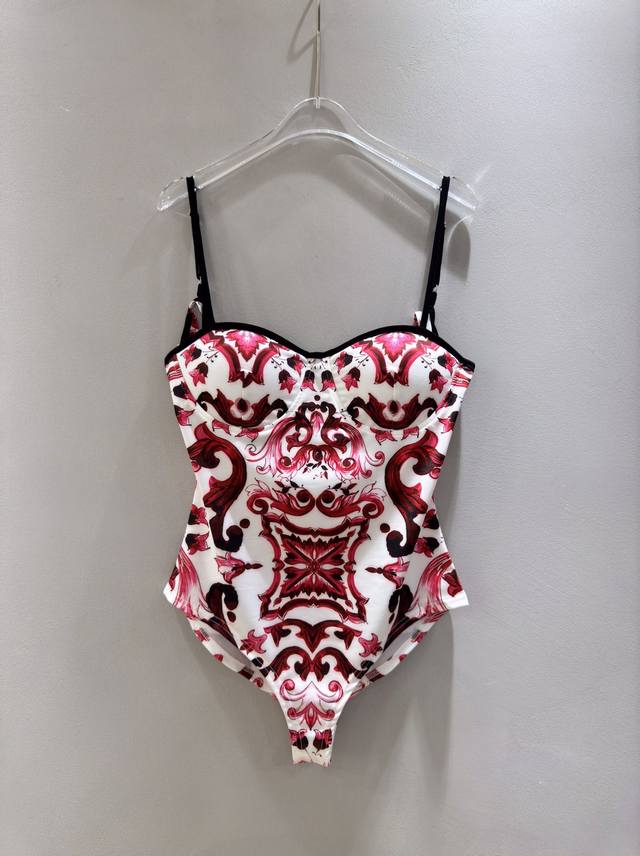 D＆G 杜嘉班纳女士新款 青花瓷系列 红色红花瓷印花性感吊带修身显瘦连体泳衣连体衣。Smlxl
